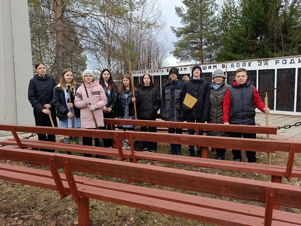 Уборка территории возле памятника, погибшим воинам в годы Великой Отечественной войны..