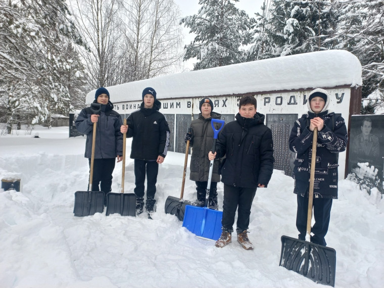 Зимний субботник по благоустройству памятных мест.